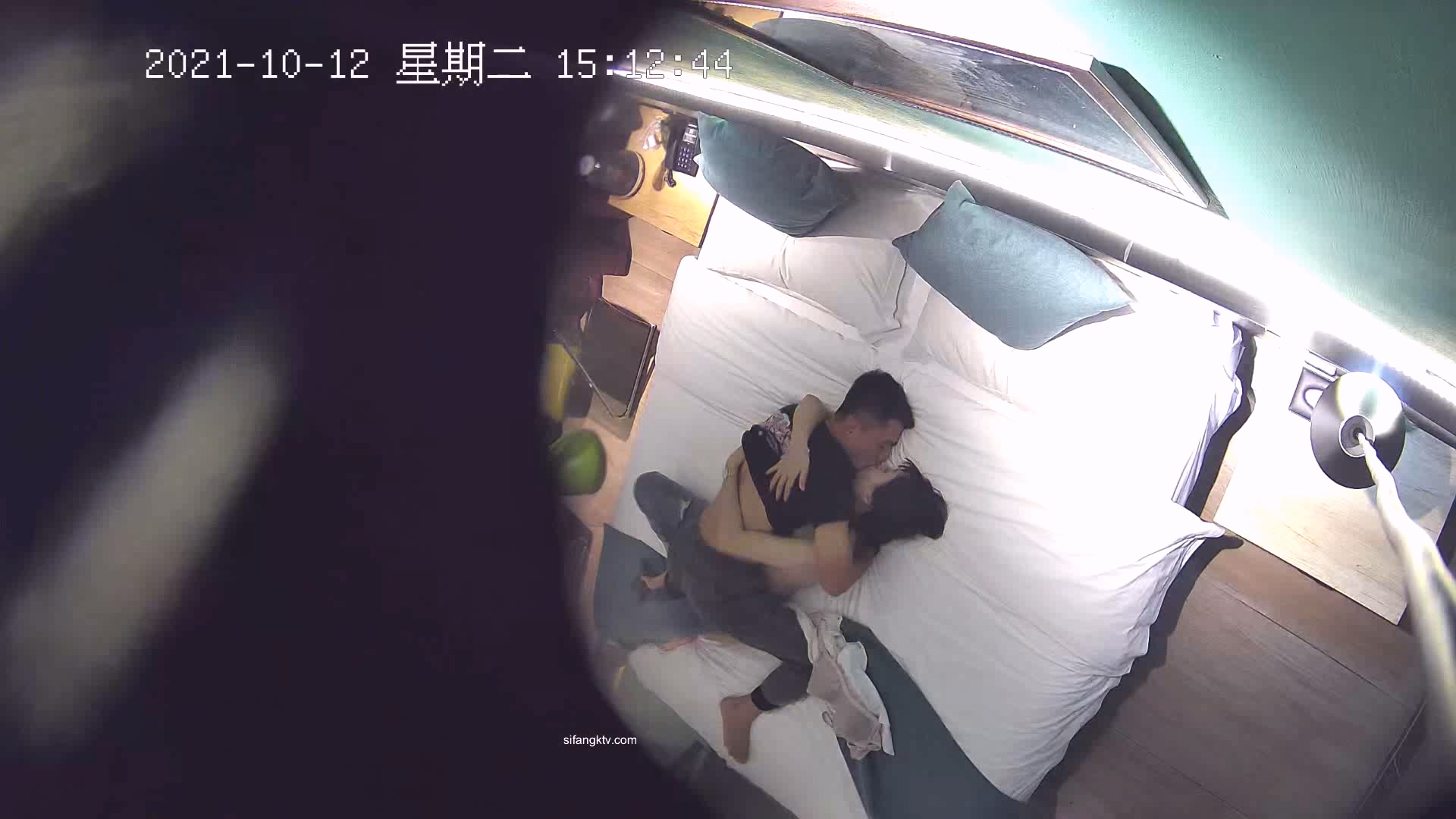 图片[2]-10-12【安防摄像头】学生妹酒店内跟男友卿卿我我，激情做爱-老宋小屋