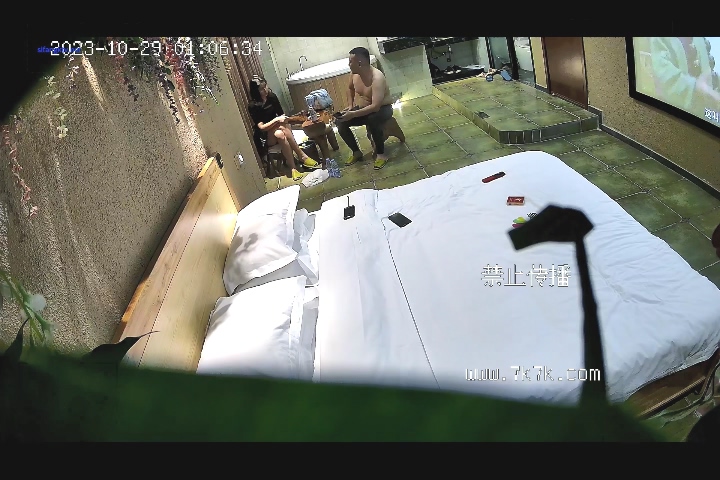 10-29酒店近景偷拍 黑丝 纹身美女很狂野,被大哥狂干无套内射-老宋小屋