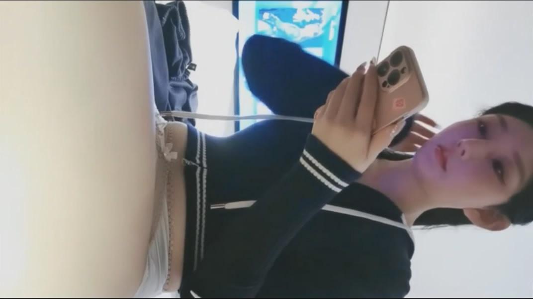 图片[2]-开豪车的兼职外围女主播小野猫❤️酒店上门服务膘肥体壮胖大款被床边抱起来操[MP4/857MB]-老宋小屋