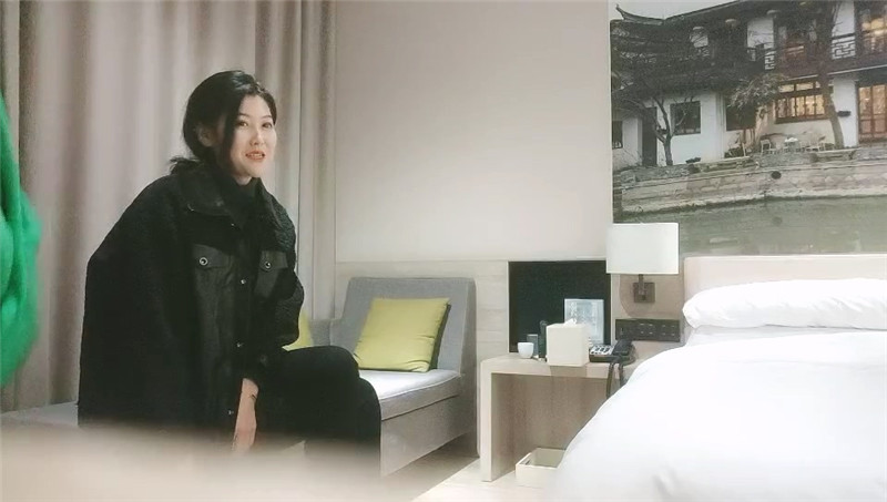 猥琐大叔酒店约炮出来兼职的女白领换上黑丝吃鲍鱼啪啪[MP4/1260MB]-老宋小屋