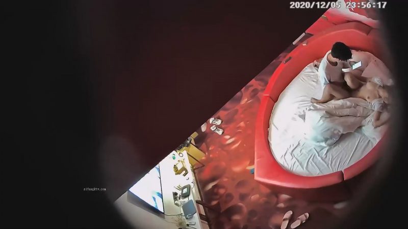 12-5经典酒店偷拍 学生情侣开房，大奶苗条女友做爱很害羞，应该是热恋期不久-老宋小屋