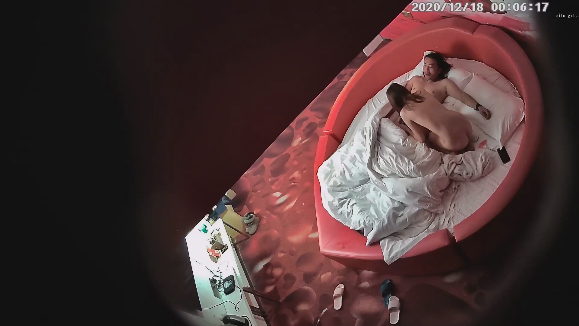 图片[1]-12-18经典酒店偷拍 长发艺术男猛操乖巧女友，后入姿势优美，叫声更诱人-老宋小屋