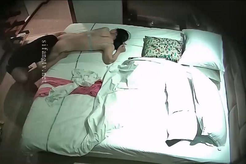 9-8经典酒店偷拍 少妇啪啪一直抓床单，想叫又不敢大声叫，很刺激-老宋小屋