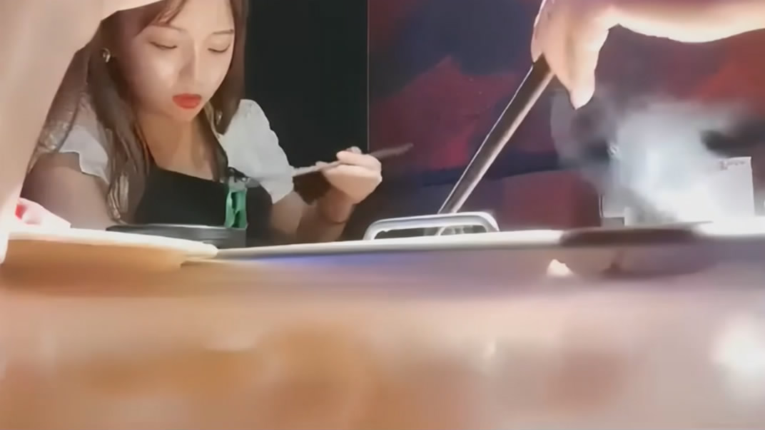 图片[3]-一顿火锅身材绝美的女同事终于被我搞到了❤️酒店开房还说结婚之前绝对不能怀孕最后给她射满了[MP4/890MB]-老宋小屋