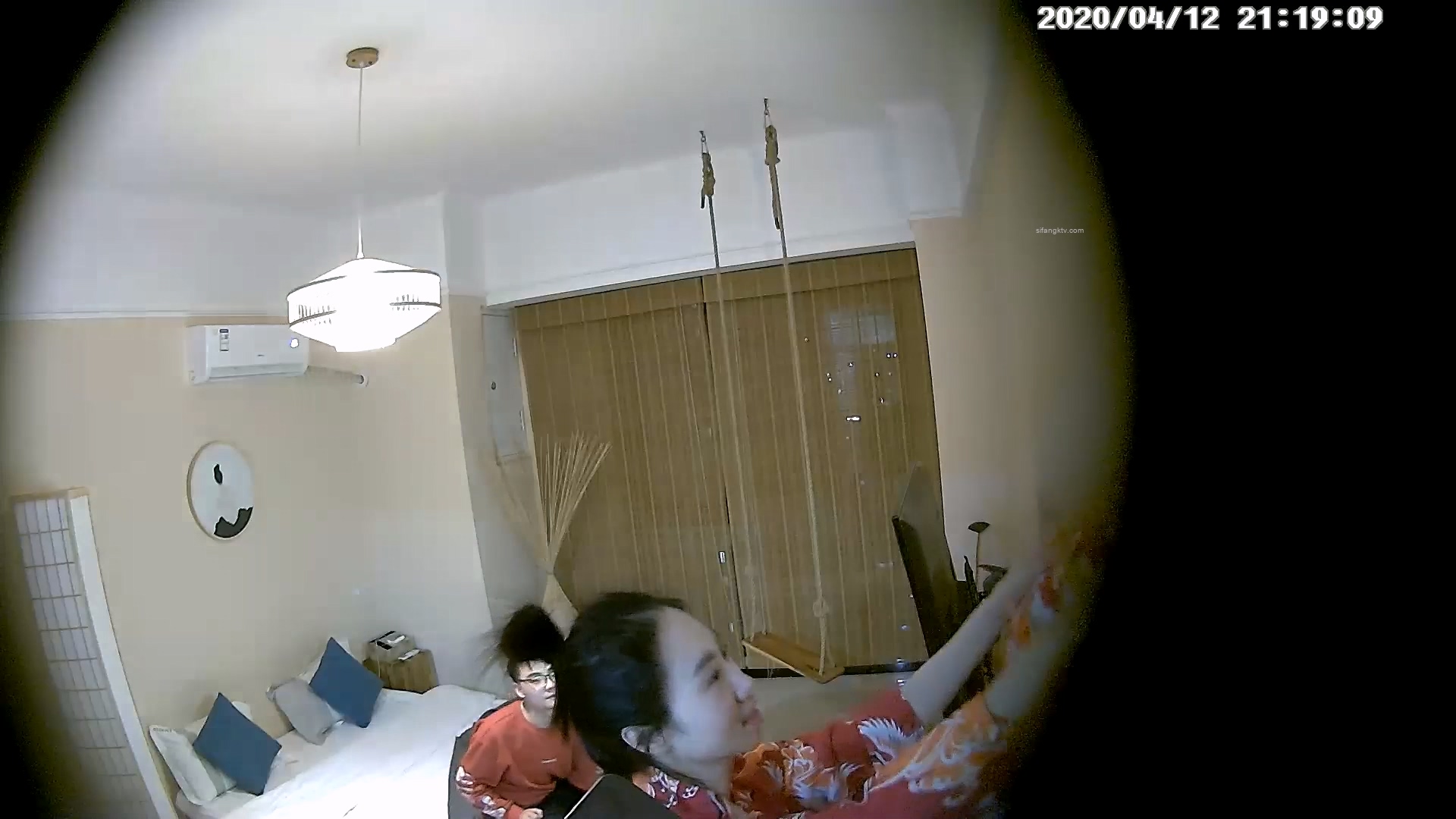 图片[2]-4-12经典酒店偷拍 白皙苗条美女被眼镜男友公狗式后入狂插小骚逼-老宋小屋