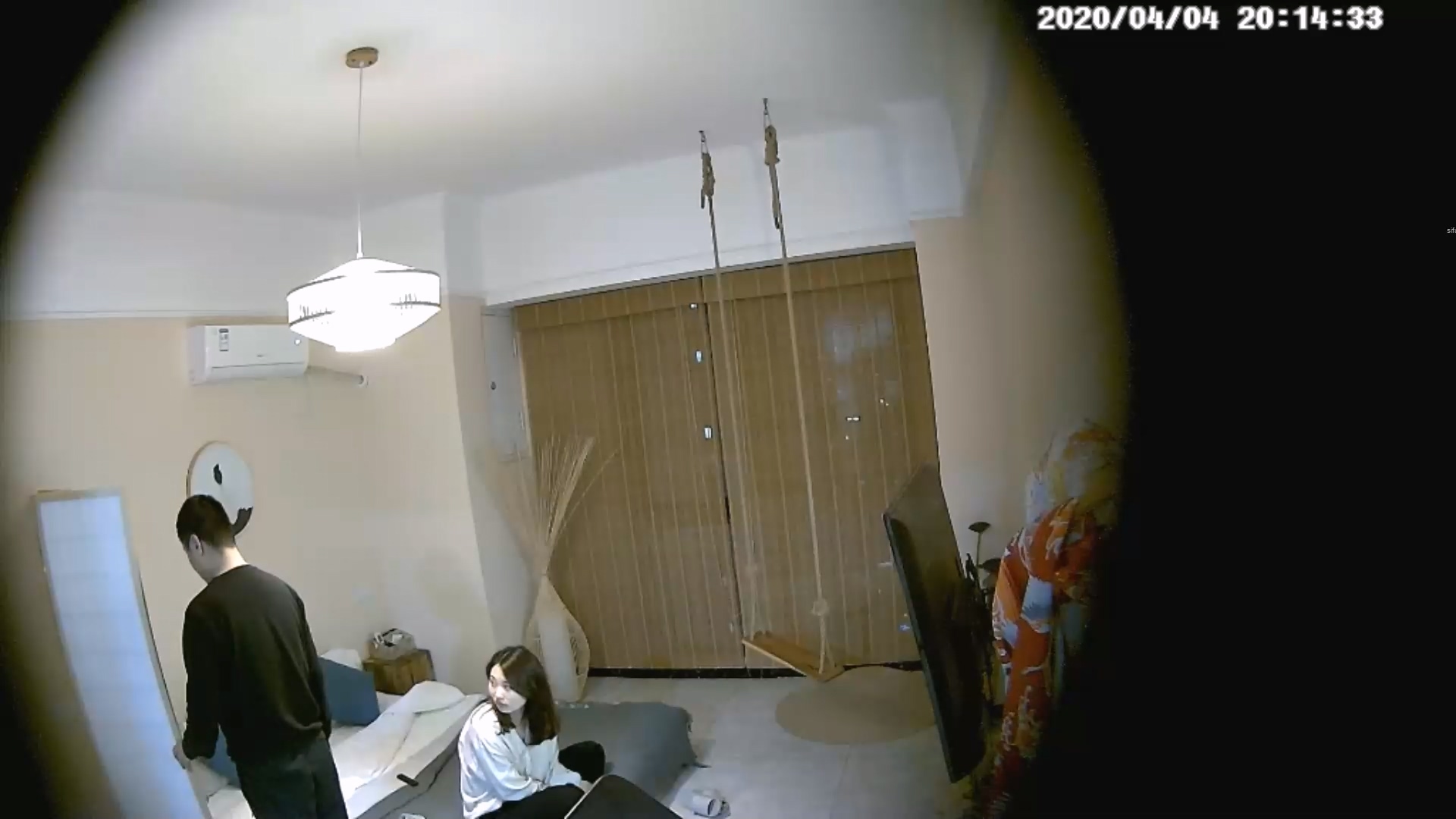 图片[1]-4-4经典酒店偷拍 女神级美女和男友开房，女上位啪啪表情淫荡堪称教科书级别-老宋小屋