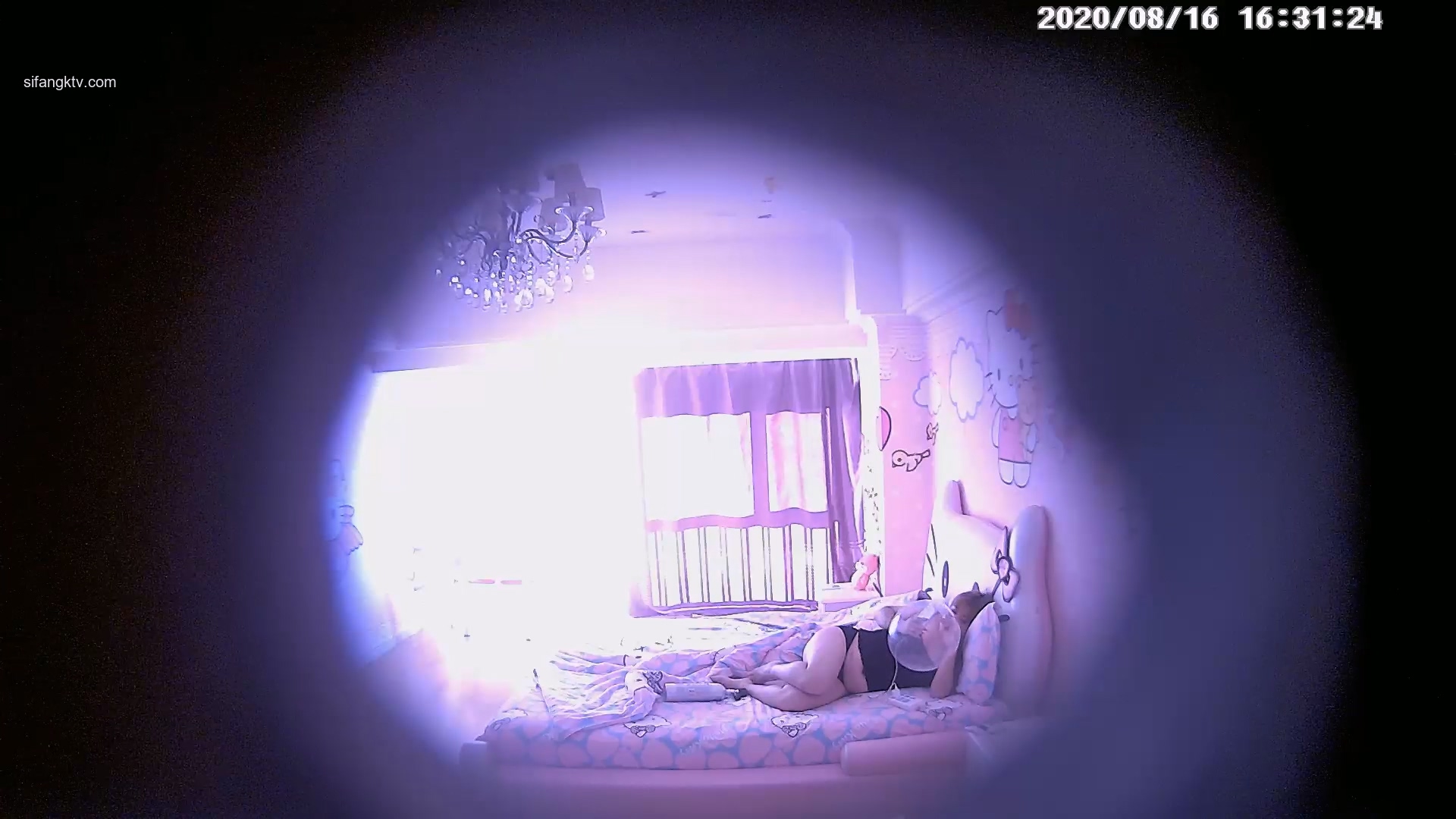 图片[2]-8-16经典酒店偷拍 社会精神小妹边吹气球边啪啪，这样更容易高潮吧-老宋小屋