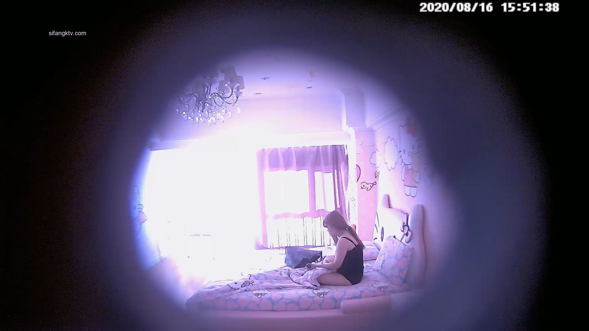 图片[1]-8-16经典酒店偷拍 社会精神小妹边吹气球边啪啪，这样更容易高潮吧-老宋小屋