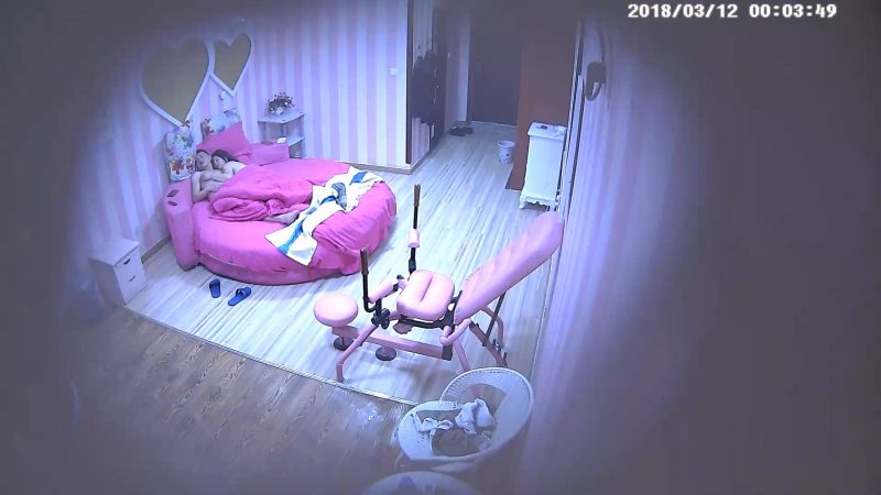 3-12经典酒店偷拍 中年大叔约会情人，炮椅上肆意抽插骚货，白浆都干出来了-老宋小屋