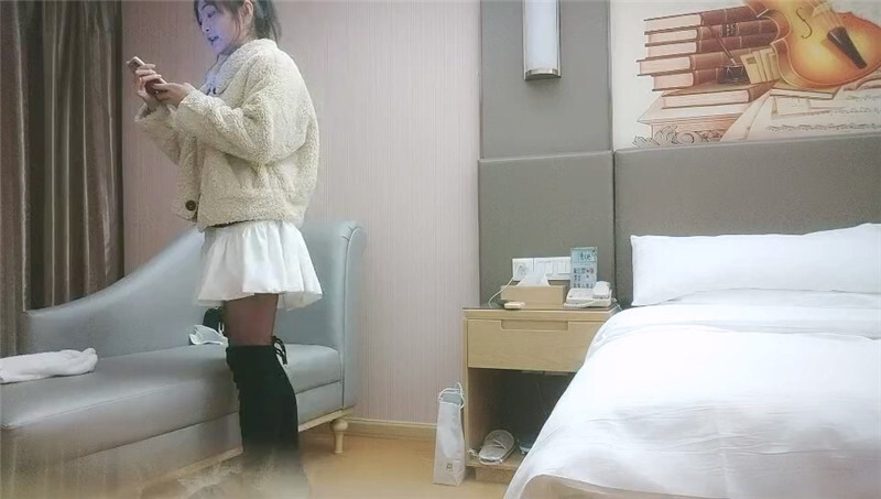 纹身大叔酒店约炮极品黑丝小姐姐直接把头钻到人家裙子里抠的BB淫水直流[MP4/1080MB]-老宋小屋