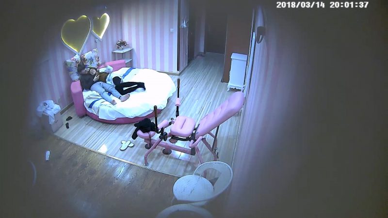 3-14经典酒店偷拍 学生情侣开房，眼睛妹子果然很骚，啪啪的时候一直叫“老公，好大，好爽”-老宋小屋