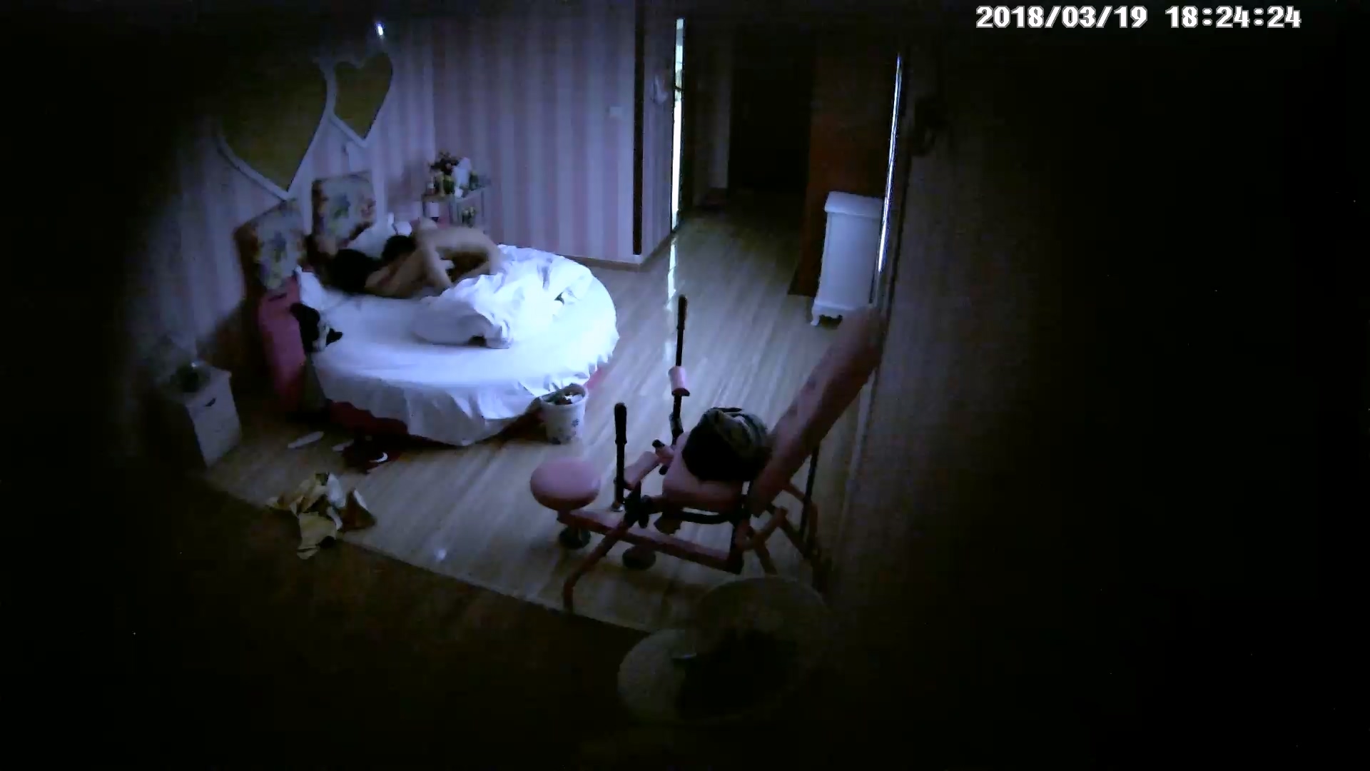 图片[3]-3-19经典酒店偷拍 很拘谨的美女被强吻之后开始主动，连续干三炮，时间不太长-老宋小屋