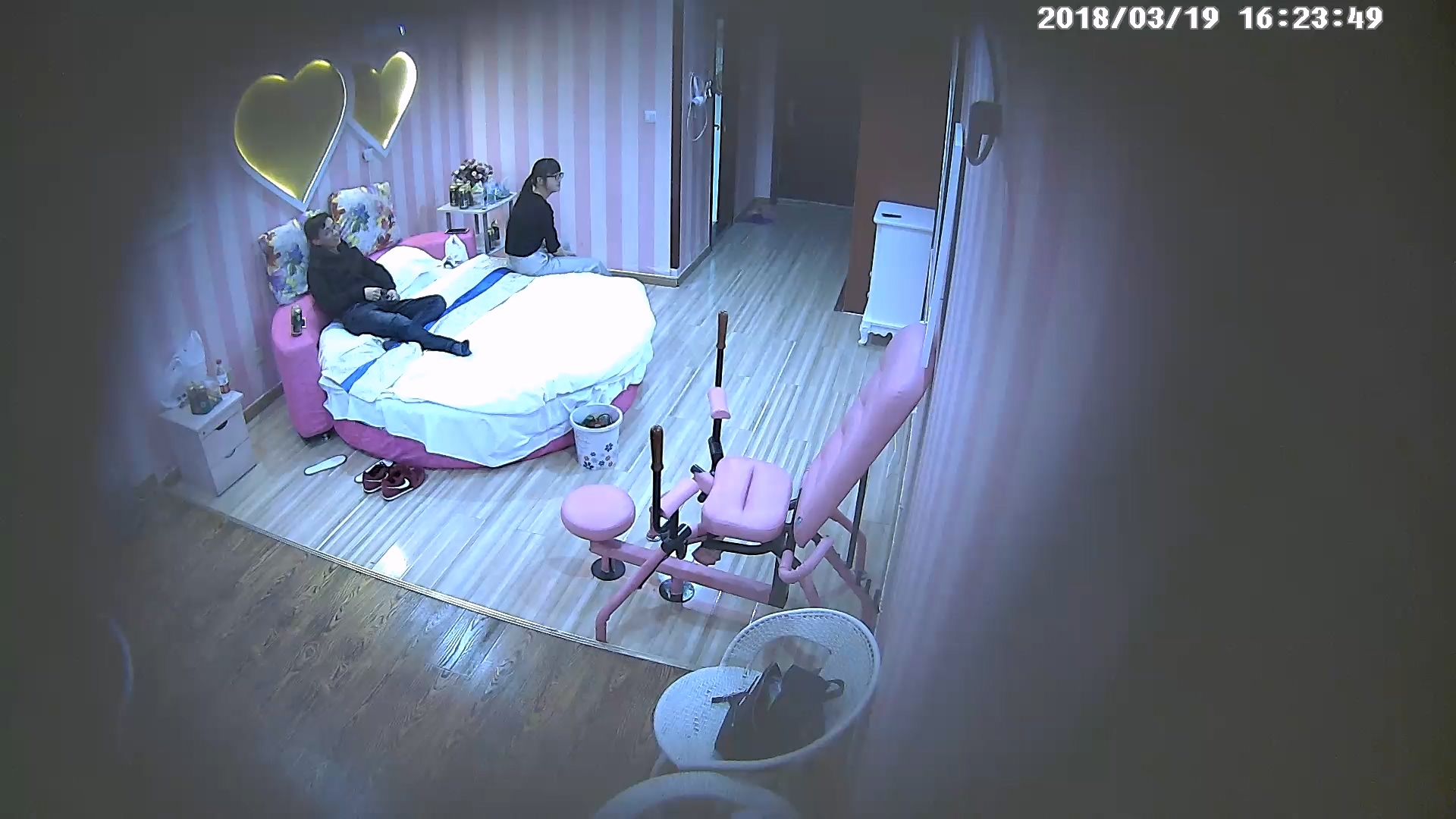 图片[1]-3-19经典酒店偷拍 很拘谨的美女被强吻之后开始主动，连续干三炮，时间不太长-老宋小屋