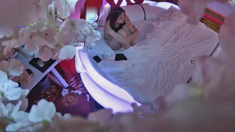 安防酒店摄像头偷拍❤️情趣圆床垃圾男暴殄天物和这么极品的美女做爱竟然分心手机[MP4/614MB]-老宋小屋