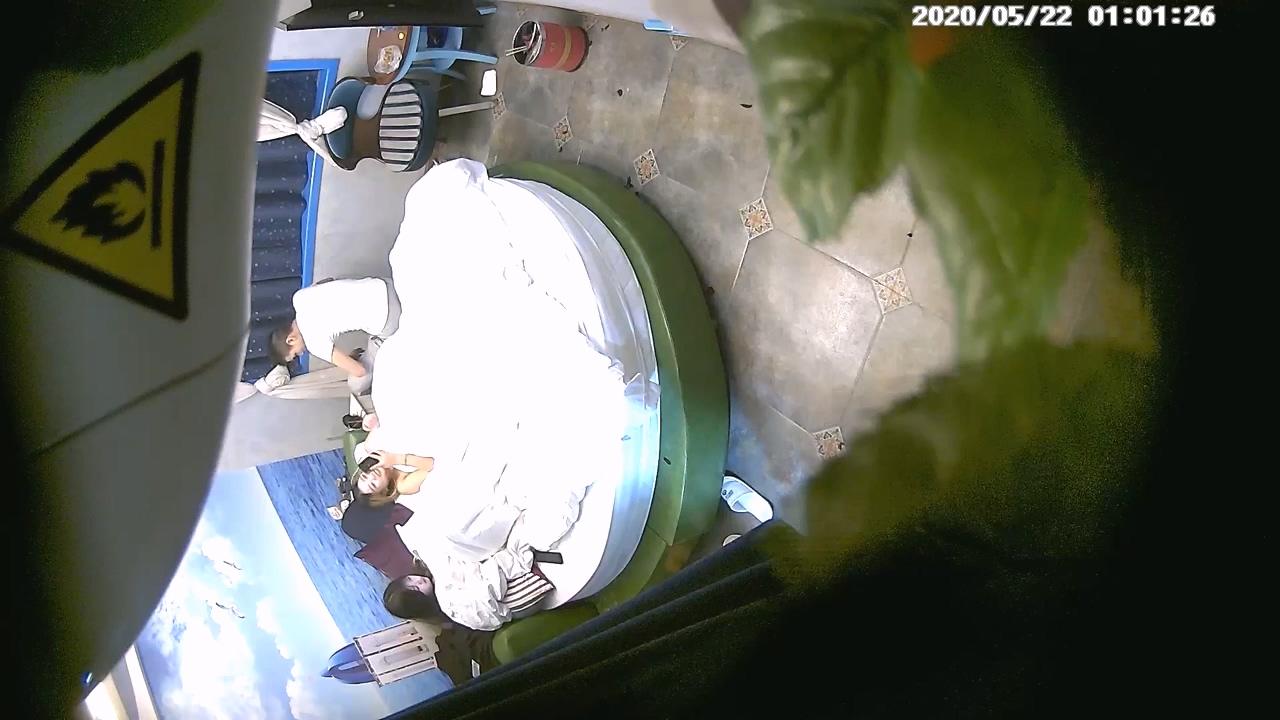 图片[2]-5-22经典酒店偷拍 闺蜜男友三人住一间房，骚女友躲着闺蜜和男友爱爱-老宋小屋