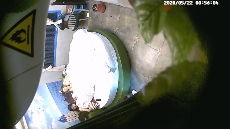 5-22经典酒店偷拍 闺蜜男友三人住一间房，骚女友躲着闺蜜和男友爱爱-老宋小屋