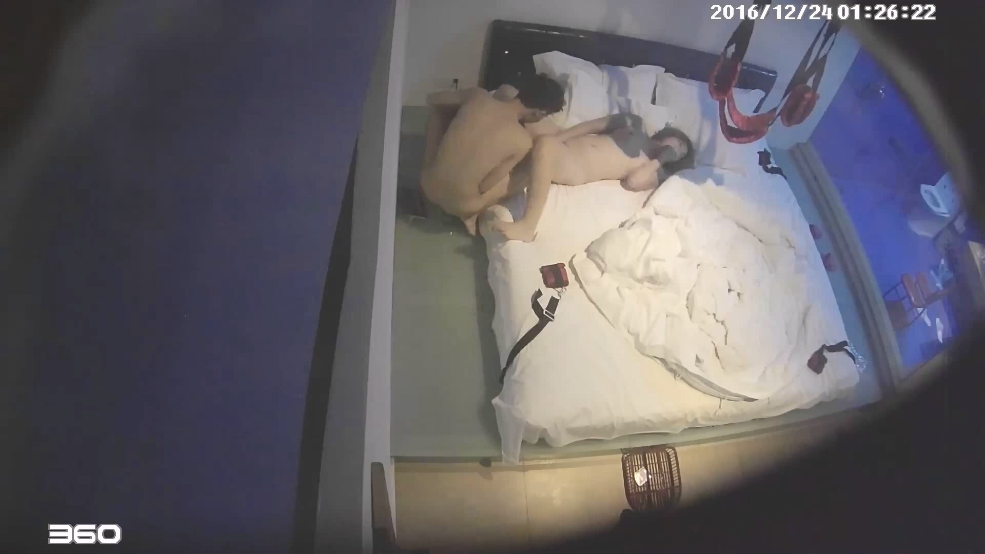 图片[1]-12-24经典酒店偷拍 平安夜短发纹身妹和男友电动床上做爱，操逼都省劲了，各种器具全上-老宋小屋