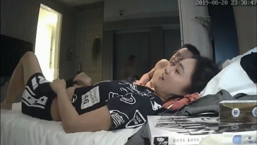 图片[2]-打牌赢钱的2个中年男酒店一起叫了2位年轻性感的援交女啪啪,有个胖大叔刚操一会就阳痿了,另一个很能干,国语!-老宋小屋