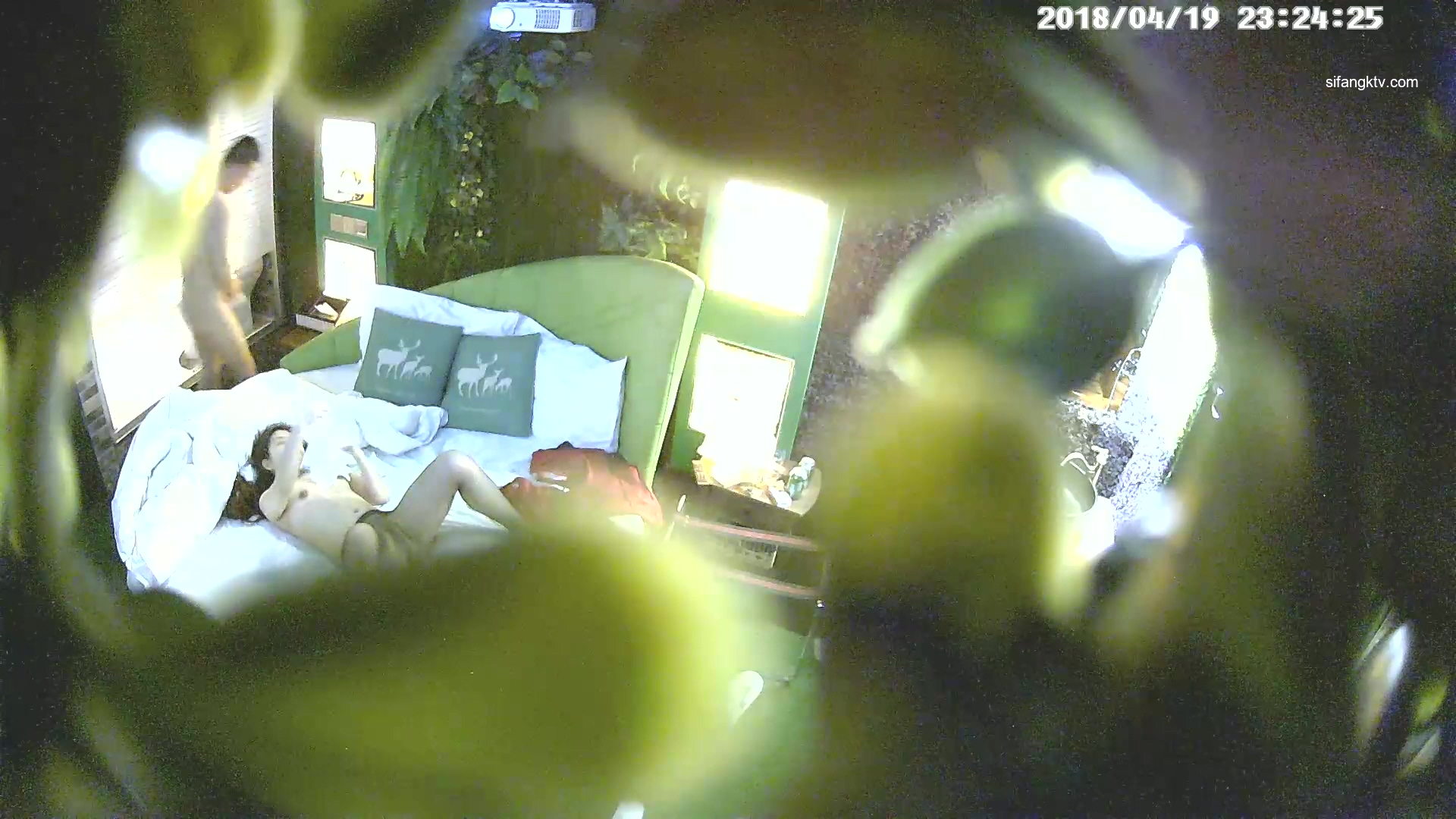 图片[2]-4-19经典酒店偷拍 美女换上丝袜制服情趣装，大屁股猛做男友，一般人受不了-老宋小屋