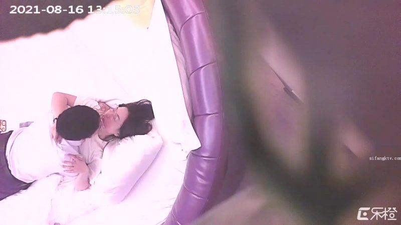 8-16经典酒店偷拍 戴眼镜的骚货被男友舔的春心荡漾，啪啪过后抓着小鸡鸡不放手-老宋小屋