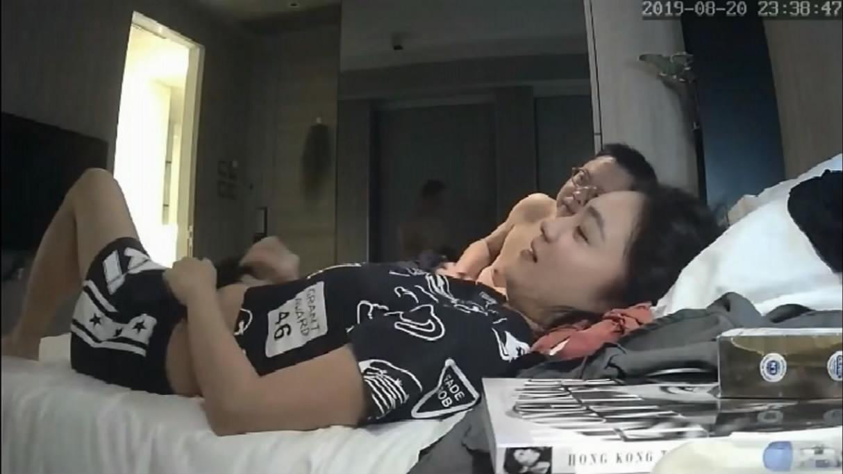 图片[7]-八月流出破解酒店摄像头两个长期租房打牌的大叔嫖妓一人一个肤白大奶美女-老宋小屋