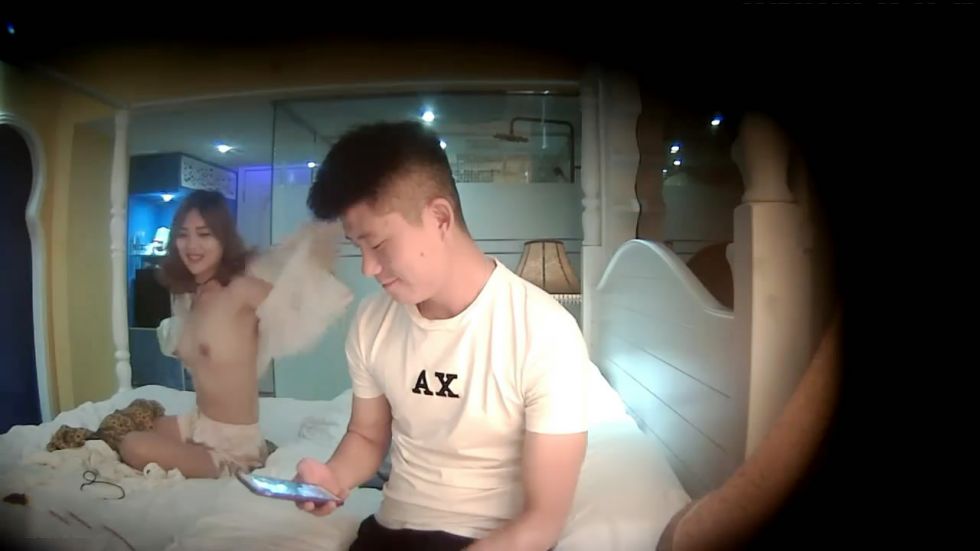 图片[1]-奶子上有纹身的美容院气质卷花美女和经常送女友来店里美容的土豪酒店偷情-老宋小屋