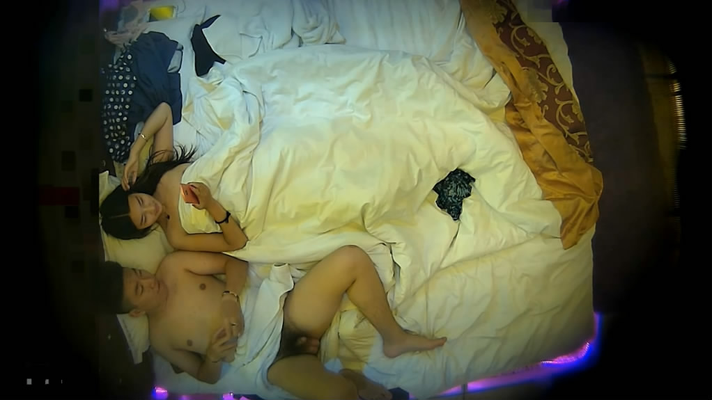 图片[2]-精品大酒店上帝视角近距离偷拍身材不错的圆点裙妹子和男朋友做爱-老宋小屋