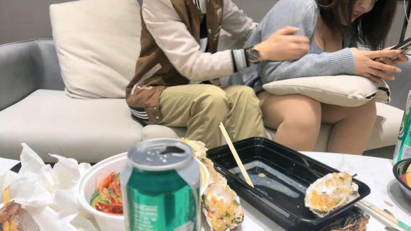 2023-11-17【瘦猴子探花】良家新人酒店前台，肉感身材，吃饱喝足开操，扒掉丝袜一顿摸，双腿肩上扛暴插-老宋小屋