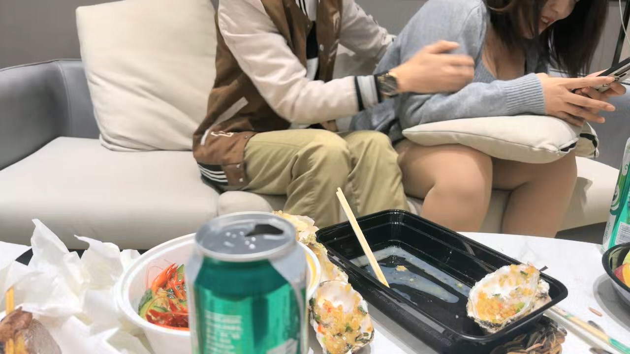 图片[1]-2023-11-17【瘦猴子探花】良家新人酒店前台，肉感身材，吃饱喝足开操，扒掉丝袜一顿摸，双腿肩上扛暴插-老宋小屋