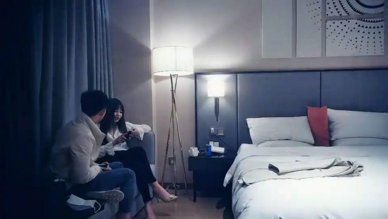 98年时尚气质白领美女酒店和帅小伙约啪,妹子有点害羞扭捏了半天摸爽了才让插逼-老宋小屋