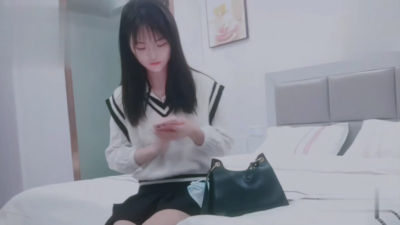 探花柒哥酒店约炮护校学生兼职妹 一边手机放着AV一边操她-老宋小屋