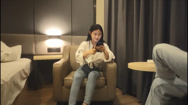 探花老司机东哥酒店约操 技校兼职清纯嫩妹有点羞涩，被小哥哥奋力抽插性欲爆发爽不停-老宋小屋