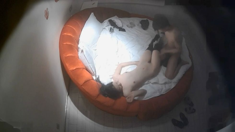 图片[3]-肤白水嫩的清纯小美女酒店和帅男友体验高难度姿势啪啪,年龄不大会的还真多,逼毛稀疏,性感小翘臀,表情淫荡!-老宋小屋