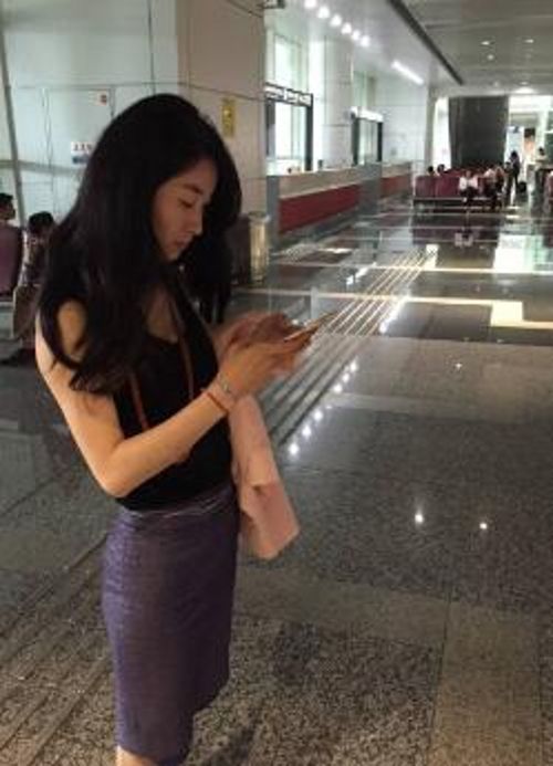 包臀裙职业装性感气质白领美女KTV喝多了被男同事带到酒店慢慢脱掉衣服玩弄啪啪干醒了还说:好难受啊!-老宋小屋