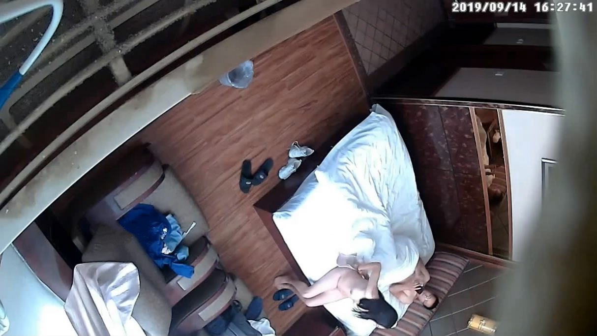 图片[5]-九月新流出酒店偷放摄像头偷拍两对情侣开房啪啪后面那眼镜妹身材不错奶子漂亮-老宋小屋