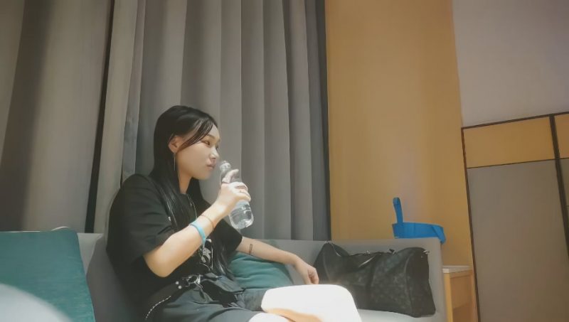 租豪车钓拜金女，新晋泡良大神，漂亮小姐姐豪车上好开心，酒店开房激情啪啪-老宋小屋