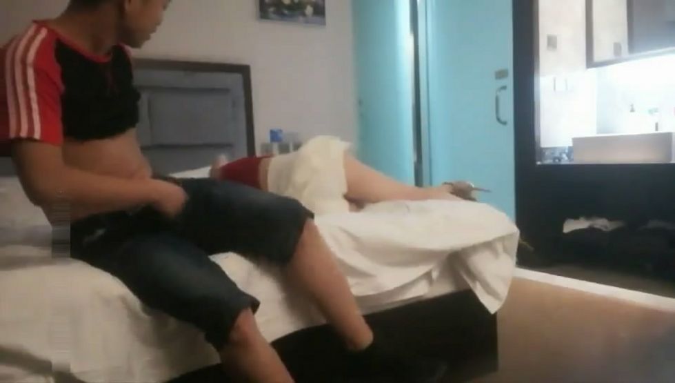 图片[4]-2男高价众筹魔鬼身材性感漂亮的外围美女,夜晚约到酒店扒光衣服2人轮流啪啪,各种姿势玩个遍-老宋小屋