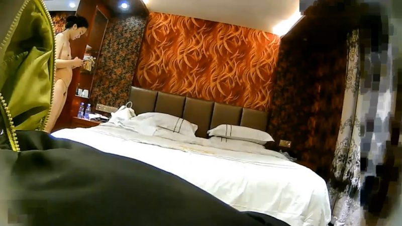 精品酒店纹身小哥和漂亮女友开房啪啪意外的发现了电视机旁边隐藏的摄像头研究一下-老宋小屋