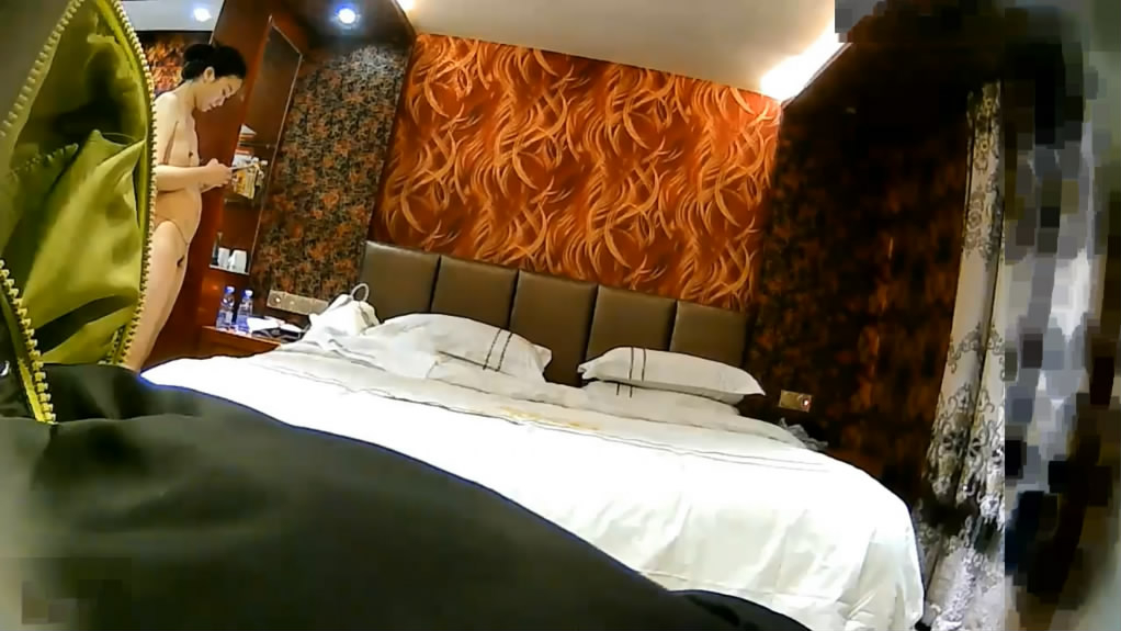图片[1]-精品酒店纹身小哥和漂亮女友开房啪啪意外的发现了电视机旁边隐藏的摄像头研究一下-老宋小屋