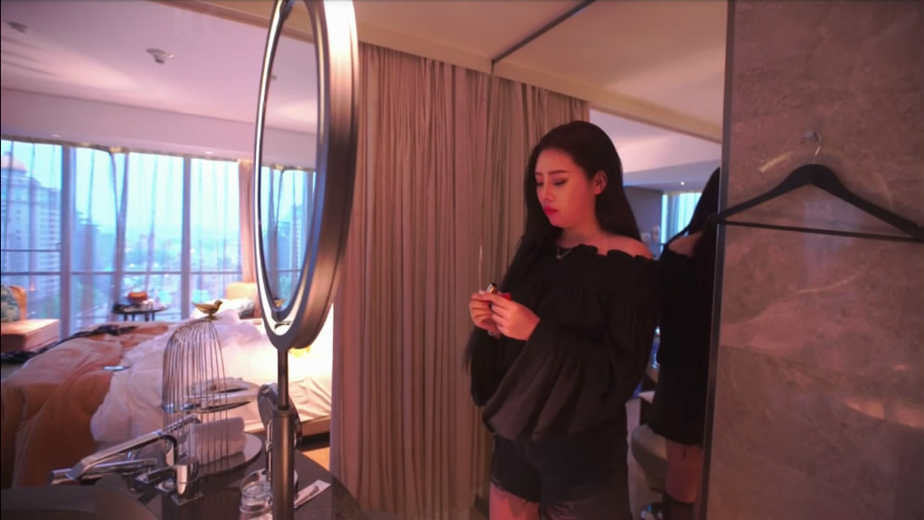 图片[2]-最新众筹G哥大尺度白金版视频大奶模特鹿儿酒店私拍被摄影师咸猪手淫猥1080P高清原版-老宋小屋