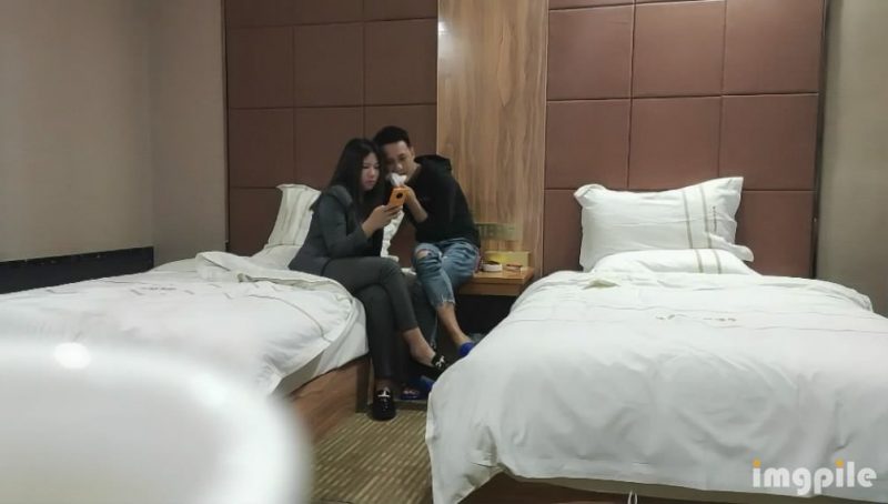 《小老头良家少妇探花》两个社会小哥酒店约炮工厂少妇3P-老宋小屋