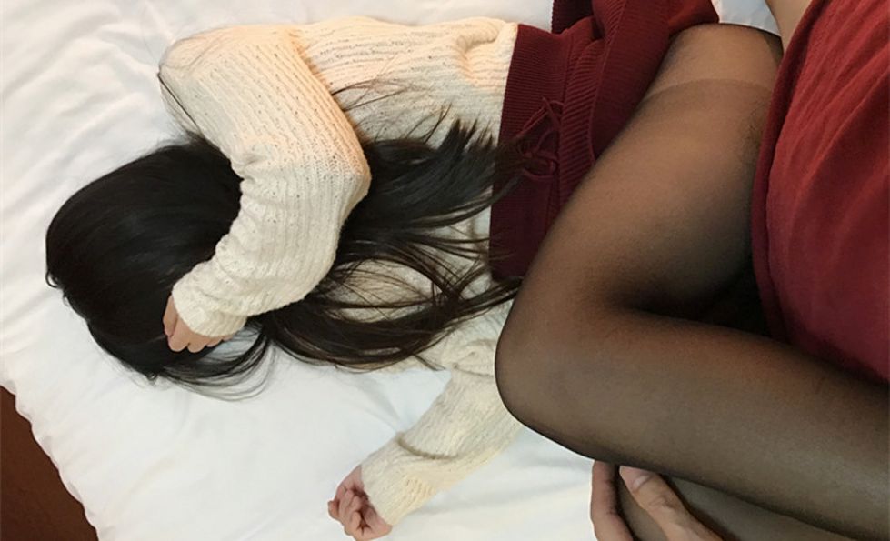 图片[6]-丝袜控变态哥酒店约操清纯漂亮的大学美女,黑丝短裙超诱惑,穿着黑丝足交玩弄粉嫩美穴后撕破丝袜狠狠干,国语!-老宋小屋