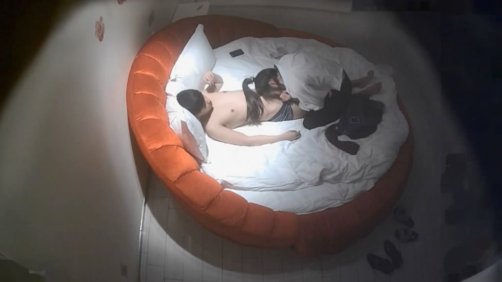 图片[2]-肤白水嫩的清纯小美女酒店和帅男友体验高难度姿势啪啪,年龄不大会的还真多,逼毛稀疏,性感小翘臀,表情淫荡!-老宋小屋