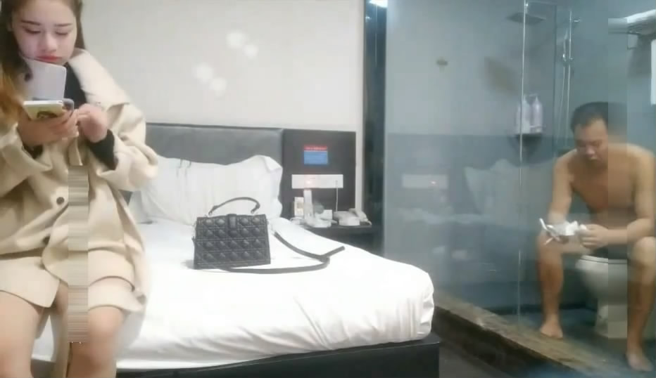 图片[2]-大冷天小老哥酒店开房微信约嫖个卖淫女暖暖身子态度有些不好不肯一块洗鸳鸯浴-老宋小屋