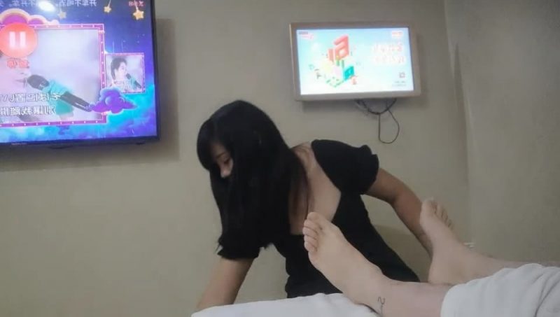 拿下高颜值来大姨妈的良家妹子酒店开房闯红灯把床单都弄脏了-老宋小屋