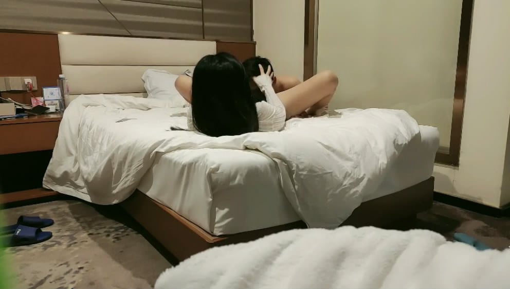 图片[2]-与哥们组队酒店网约个妹子玩3P舔B舔上瘾了射完一个换下一个连续搞了2场把妹子爽坏了-老宋小屋