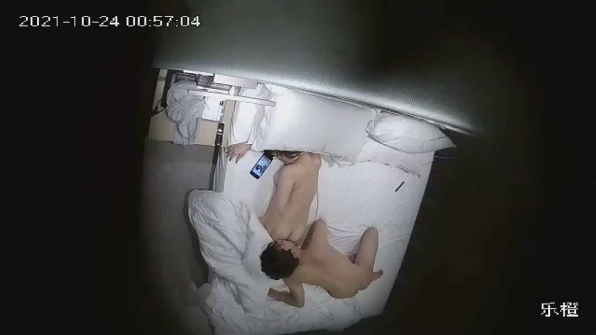 图片[3]-最新流出乐橙酒店摄像头上帝视角偷拍大学生情侣开房过夜还真行一边玩手机一边做爱-老宋小屋