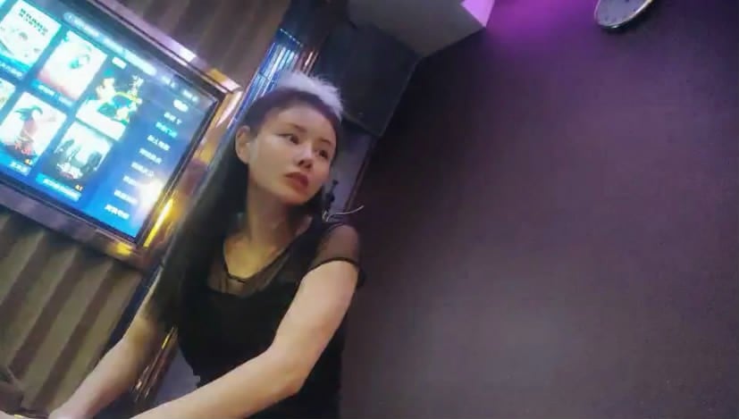 图片[1]-翻车王伟哥足浴会所撩妹良家女技师酒店开房2600元的网红脸整容妹抱起来草的伟哥气喘吁吁-老宋小屋