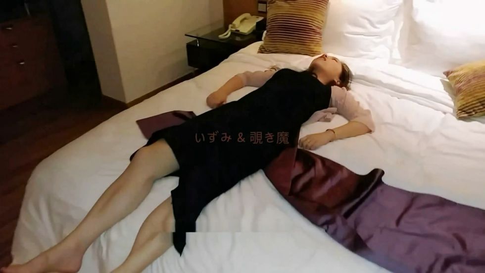 图片[4]-高冷范时尚气质极品美女酒吧玩的太嗨喝多后被2个暗恋好友一起带到酒店玩弄啪啪-老宋小屋