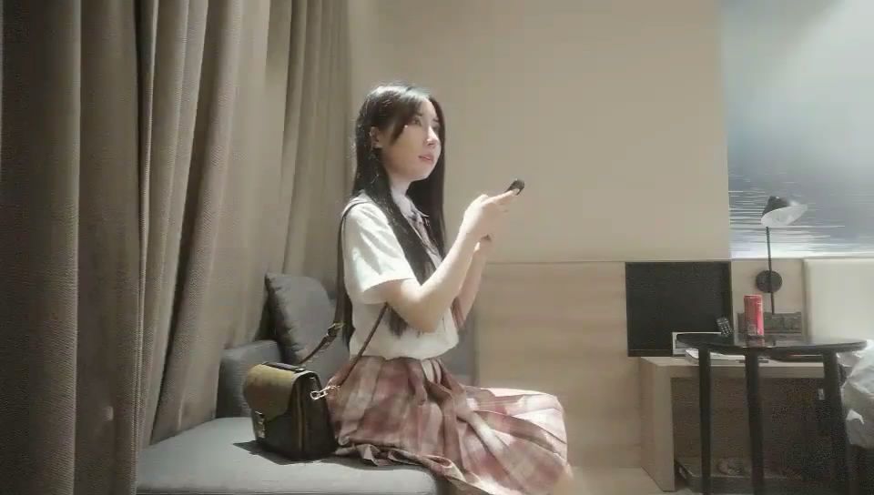 图片[1]-长相甜美漂亮的学生装美女偷偷兼职援交,酒店被大壮哥扒掉衣服抱着性感翘臀狠狠抽插,表情销魂淫荡.国语!-老宋小屋